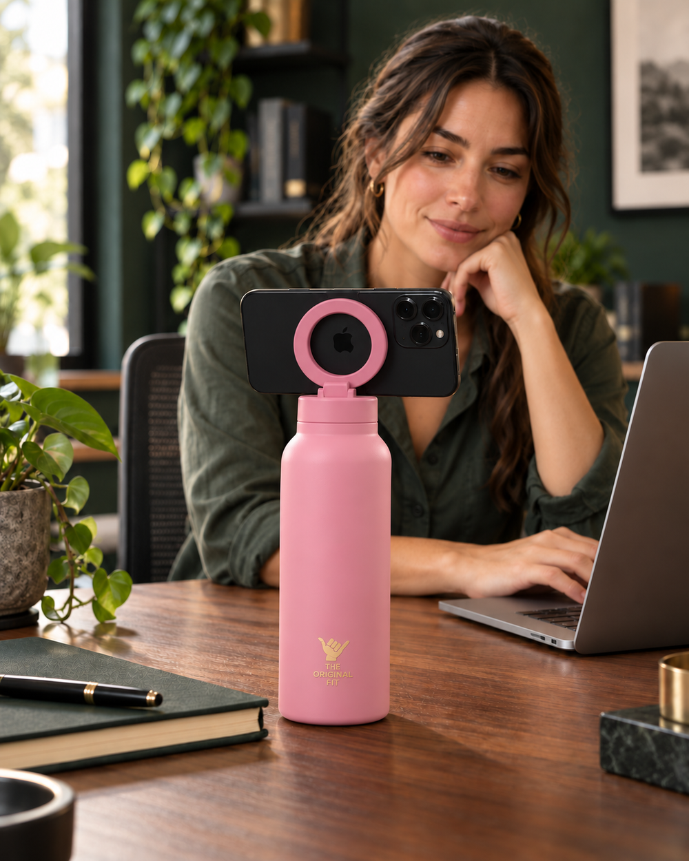 Gourde et téléphone sur un bureau